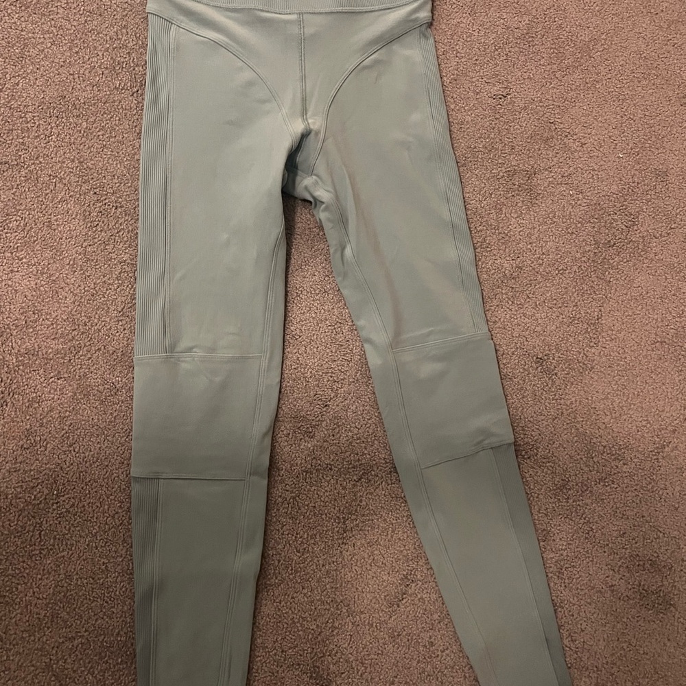 ALO Yoga Light Green Leggings and Top Set - Picture 3 of 6